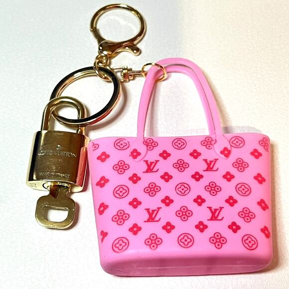 Louis Vuitton Lock and Key Set # 313 with a Mini Bag Charm Keychain - Picture 4 of 5